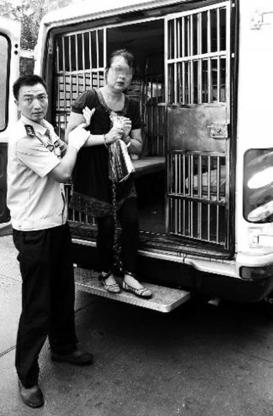 曹艷芳被帶出囚車，準備到渭南市中級人民法院受審 程英晏 攝