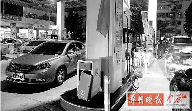 昨天晚上，桐柏路一加油站排隊(duì)加油的汽車特別多，很多人都想趕在油價(jià)上漲前加滿油箱。