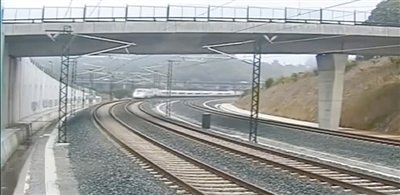 時(shí)速190公里的列車通過一個(gè)限速80公里的急轉(zhuǎn)彎。