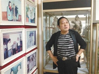 7月17日，王林向記者講述合影背后的故事。王林很樂于展示他和高官、名流的合影，但有官員曾回應，合影不代表什么，有時候只是礙于朋友情面見他一下。新京報首席記者 張寒