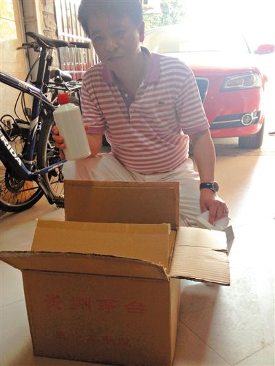 7月19日，王林的“徒弟”鄒勇向記者展示他從王林那里買到的“特供”酒。新京報首席記者 張寒