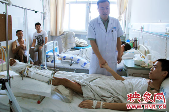 據(jù)仁濟(jì)醫(yī)院外傷科主任張明伍介紹，楊偉峰的小腿的創(chuàng)面已經(jīng)恢復(fù)得差不多了，治療情況還比較樂觀。但因為小腿