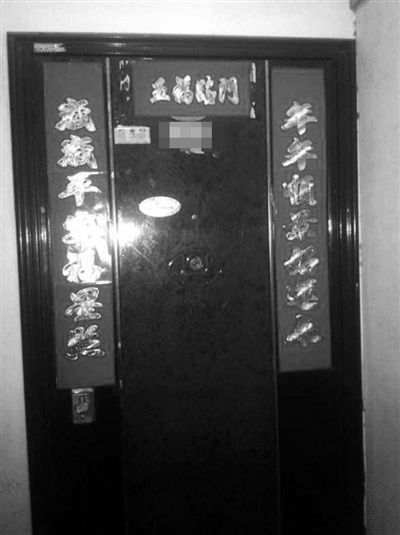 昨天22時許,被摔女童家房門緊閉,多名家屬稱,在協(xié)商處理孩子后事。新京報記者 楊鋒 攝