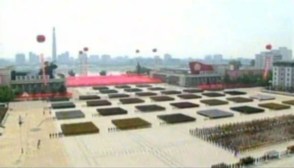 7月27日是《朝鮮停戰(zhàn)協(xié)定》簽署60周年紀(jì)念日，朝鮮在首都平壤舉行的盛大的閱兵儀式。圖為閱兵廣場(chǎng)。