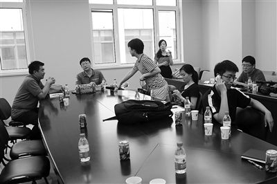 昨日，什剎海街道辦事處第四會(huì)議室，“什剎海女童練攤父親被打”事件的通氣會(huì)現(xiàn)場(chǎng)。