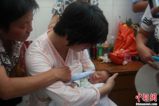 圖為陜西富平“產(chǎn)科醫(yī)生拐賣嬰兒”一案中的被拐嬰兒于8月5日中午在該縣婦幼保健院由當?shù)鼐浇挥谄涓改?。張一?攝