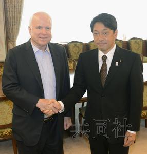 21日上午，美國共和黨資深參議員麥凱恩（左）與日本防衛(wèi)相小野寺在防衛(wèi)省會談前握手。（圖片來源：日本共