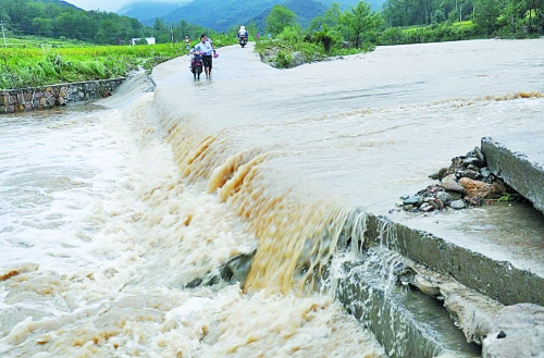 短時(shí)強(qiáng)降雨攜帶泥土、沙石、樹木等造成災(zāi)害