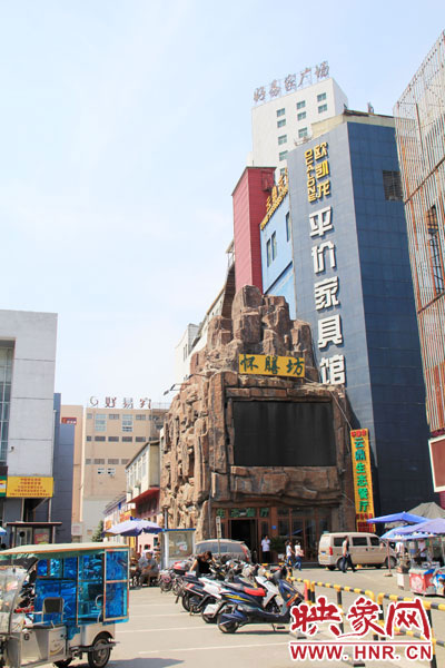 在該酒店一層的入口處，屹立著一座4層樓高的假山，氣勢雄偉。