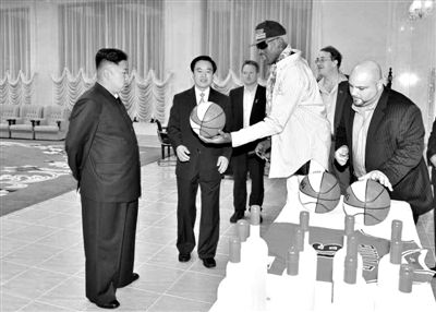平壤，朝鮮最高領(lǐng)導(dǎo)人金正恩接待再次來訪的美國籃球明星羅德曼。