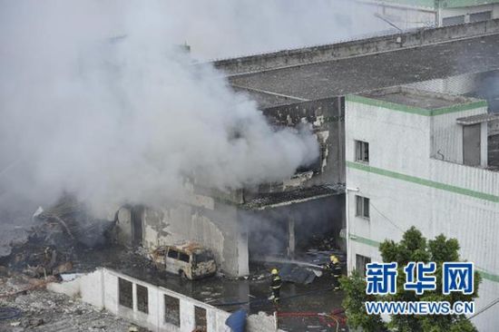 9月10日，消防人員在爆炸現(xiàn)場撲救火情。 新華社記者 梁旭 攝