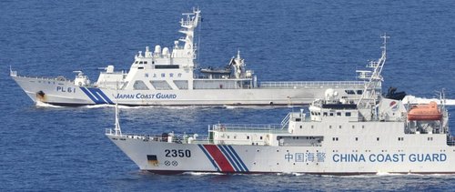 日本海上保安廳的4艘巡邏船則在數(shù)百米開外與之并列航行，展開一對(duì)一較量。