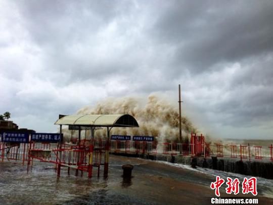 汕頭澄海萊蕪碼頭潮位猛漲，巨浪洶涌。