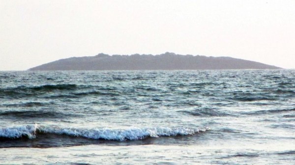 圖為在巴基斯坦靠近阿拉伯海的瓜達(dá)爾地區(qū)（Gwadar）近海600米處冒出一個小島。
