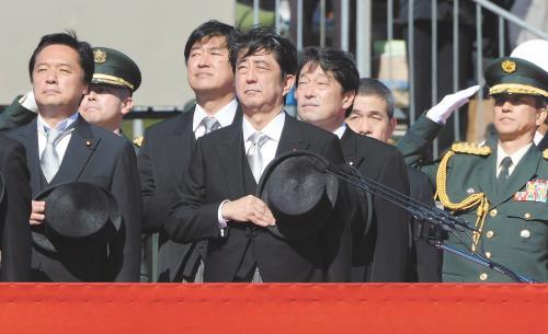 　27日上午，日本首相安倍晉三在琦玉縣的自衛(wèi)隊(duì)朝霞訓(xùn)練場(chǎng)出席陸上自衛(wèi)隊(duì)年度閱兵式