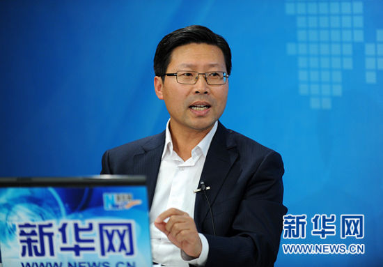 圖為嘉賓與主持人交談。新華網(wǎng) 陳競超 攝