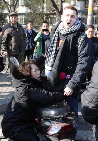 12月2日上午10時30分許，北京朝陽區(qū)一名女子在經(jīng)過騎車?yán)贤鈺r，雙方剮蹭后發(fā)生爭執(zhí)