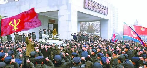 朝鮮11日繼續(xù)展開大規(guī)模批判張成澤運(yùn)動。圖為朝鮮金策工業(yè)大學(xué)的青年學(xué)生宣誓擁護(hù)領(lǐng)袖金正恩。