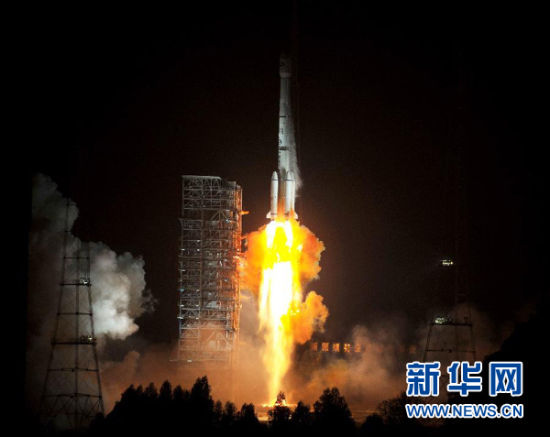 12月21日,載有玻利維亞通信衛(wèi)星的長征三號乙運載火箭點火發(fā)射。當日零時42分,我國在西昌衛(wèi)星發(fā)射中心用長征三號乙運載火箭,成功將玻利維亞通信衛(wèi)星發(fā)射升空,衛(wèi)星順利進入預定軌道。玻利維亞通信衛(wèi)星是該國擁有的第一顆衛(wèi)星。新華社記者 燕雁 攝