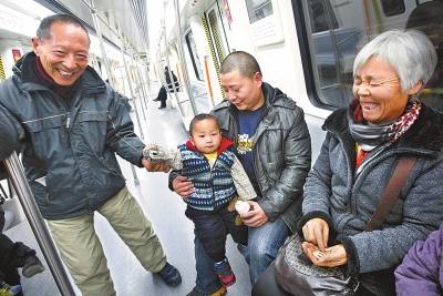 乘客中有80歲的老人，也有幾歲大的小孩，他們眼神共同傳遞著：新鮮和好奇。記者王錚攝
