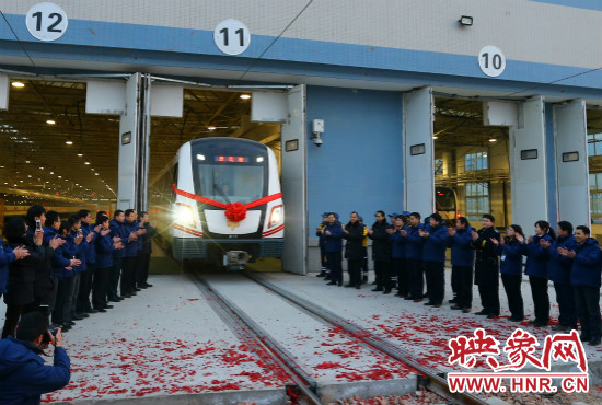 12月28日早上7點(diǎn)39分，編號(hào)為0111的列車駛出鄭東車輛段開往市體育中心站