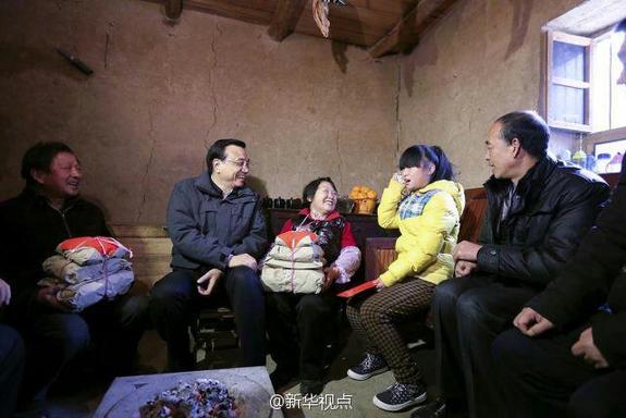 27日，李克強(qiáng)到安康旬陽金坡村看望留守兒童。