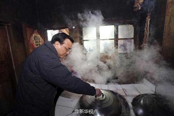 27日，李克強(qiáng)到安康旬陽金坡村看望留守兒童。