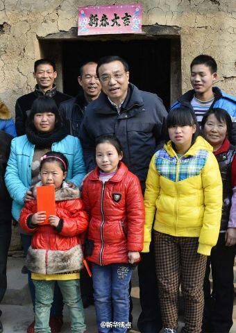 27日，李克強(qiáng)到安康旬陽金坡村看望留守兒童。