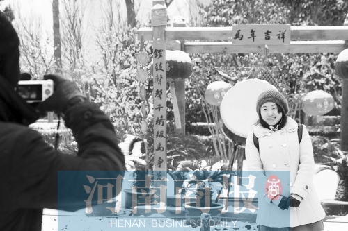 紫荊山公園里布置喜慶，引來不少游客合影留念。記者 楊東華/攝