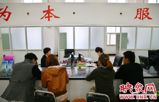在陽光大廈一樓大廳內(nèi)，分布著人社局、民政局等與群眾利益相關(guān)的民生服務(wù)窗口。