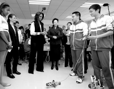 昨天上午，彭麗媛與米歇爾共同參觀北師大二附中，觀看學(xué)生們演示自己設(shè)計(jì)制作的幾何機(jī)器人。