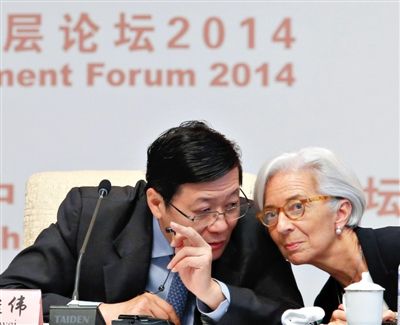 “中國發(fā)展高層論壇2014開幕式”上，國際貨幣基金組織總裁拉加德與中國財政部部長樓繼偉（左）討論。