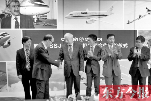 　昨日，“蘇霍伊SSJ-100飛機(jī)項目”合作簽約儀式在鄭州舉行