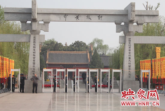 大典入口安檢嚴(yán)格。
