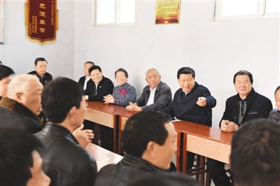 3月17日，習(xí)近平在河南省蘭考縣東壩頭鄉(xiāng)張莊村村委會與干部群眾座談，聽取意見和建議。
