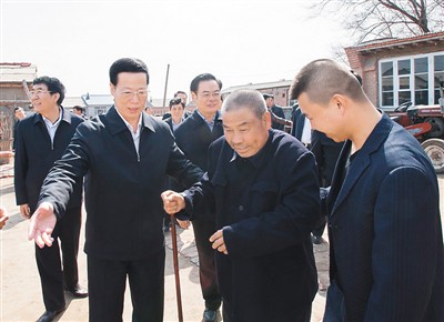 3月26日，張高麗在吉林省農(nóng)安縣農(nóng)安鎮(zhèn)小橋子村看望貧困戶王井山一家。
