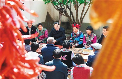 3月24日，俞正聲在云南省武定縣插甸鄉(xiāng)彝族小院農(nóng)戶家中進行座談交流，聽取基層黨員群眾意見建議。
