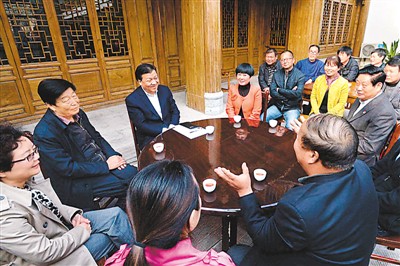 3月23日，劉云山在陜西省咸陽市禮泉縣煙霞鎮(zhèn)袁家村與基層干部群眾座談，聽取對教育實踐活動的意見建議。