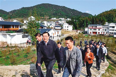 3月25日，張德江在福建省上杭縣古田鎮(zhèn)吳地村看望群眾。
