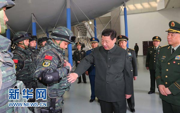 這是習(xí)近平同特戰(zhàn)隊(duì)員親切交談，詳細(xì)詢問(wèn)他們的教學(xué)訓(xùn)練和生活情況。