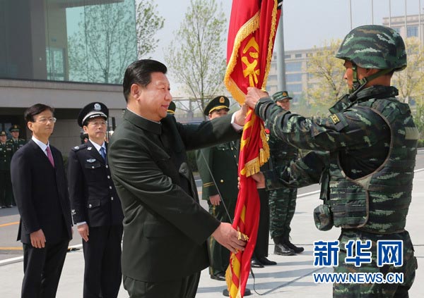 這是習(xí)近平將隊(duì)旗鄭重授予“獵鷹突擊隊(duì)”大隊(duì)長(zhǎng)。