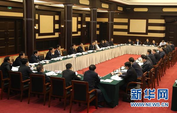 4月28日，中共中央政治局常委、國務(wù)院總理李克強在重慶主持召開座談會