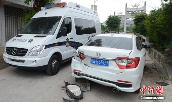  4月28日，福建省福州市閩侯縣發(fā)生一起惡性駕車(chē)撞人事件，圖為被撞車(chē)輛損毀嚴(yán)重。經(jīng)初查，該肇事男子叫林某新（漢族，37歲，福州長(zhǎng)樂(lè)人），因婚姻問(wèn)題，情緒失控，駕車(chē)從閩侯縣青口鎮(zhèn)往尚干鎮(zhèn)方向，沿奔馳大道行駛，連續(xù)撞人。中新社發(fā) 劉可耕 攝