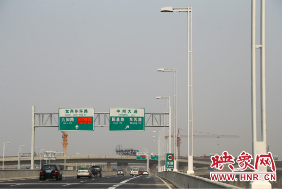 市民可通過北三環(huán)快速路高架橋直達(dá)東區(qū)。