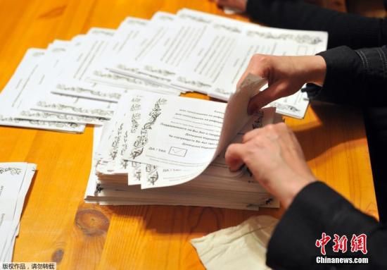 　　當(dāng)?shù)貢r(shí)間2014年5月11日，烏克蘭東部地區(qū)選舉工作人員開始公投計(jì)票工作。