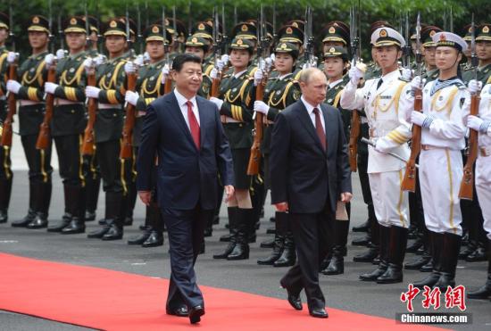 5月20日，中國國家主席習(xí)近平在上海舉行儀式歡迎俄羅斯總統(tǒng)普京訪華。中新社發(fā) 廖攀 攝