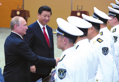 習(xí)近平與普京共同出席中俄聯(lián)合軍演開幕式。