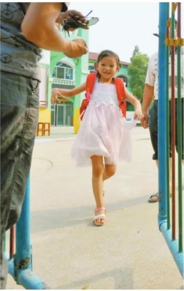 　　昨日，潛江市浩口鎮(zhèn)第三小學(xué)已被戒嚴(yán)，下午幼兒園學(xué)生放學(xué)時，一些家長前來接孩子