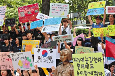 6月4日,韓國(guó)首爾,韓國(guó)慰安婦和民眾在日本駐韓大使館門(mén)前集會(huì),要求日本政府承認(rèn)并解決慰安婦問(wèn)題。