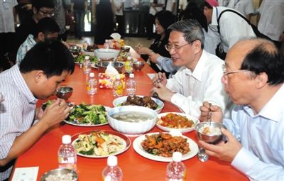 昨日中午，國臺辦主任張志軍（右二）在臺中市長胡志強的陪同下和盲校的孩子共進午餐。當晚，張志軍結(jié)束訪臺回京。 新華社發(fā)